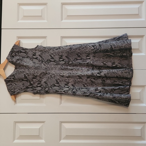 28. Ann Taylor, Women's dress Petite, Size OP, Snake skin design - Picture 4 of 11